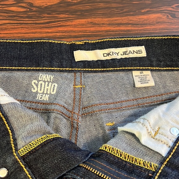DKNY SoHo Jean in Excellent Condition sz 8R - Picture 3 of 7
